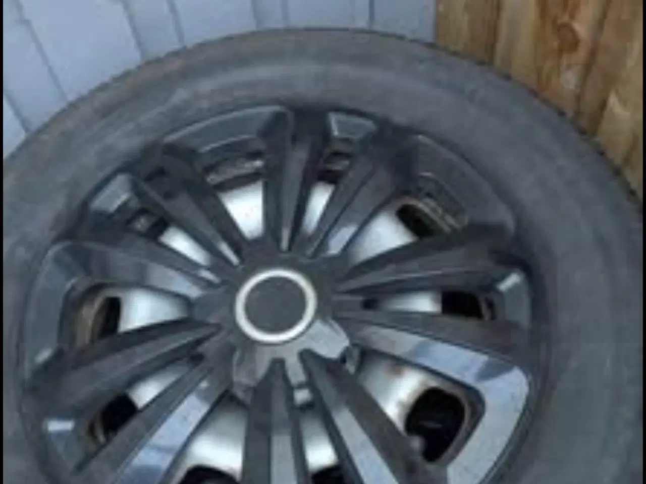 Billede 1 - Gode vinterhjul med hjulkapsler