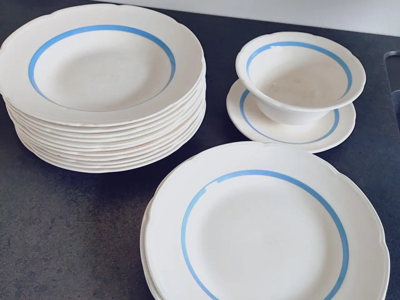 Billede 1 - Aluminia, Lone hvid fajance tallerkner + sovseskål