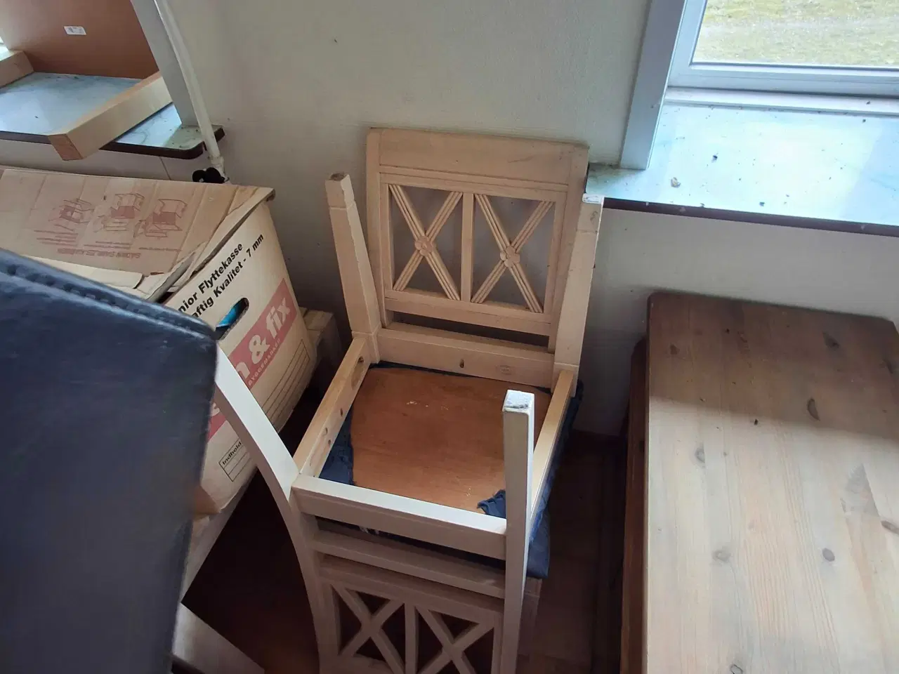 Billede 1 - SpisebordStole og borde + diverse