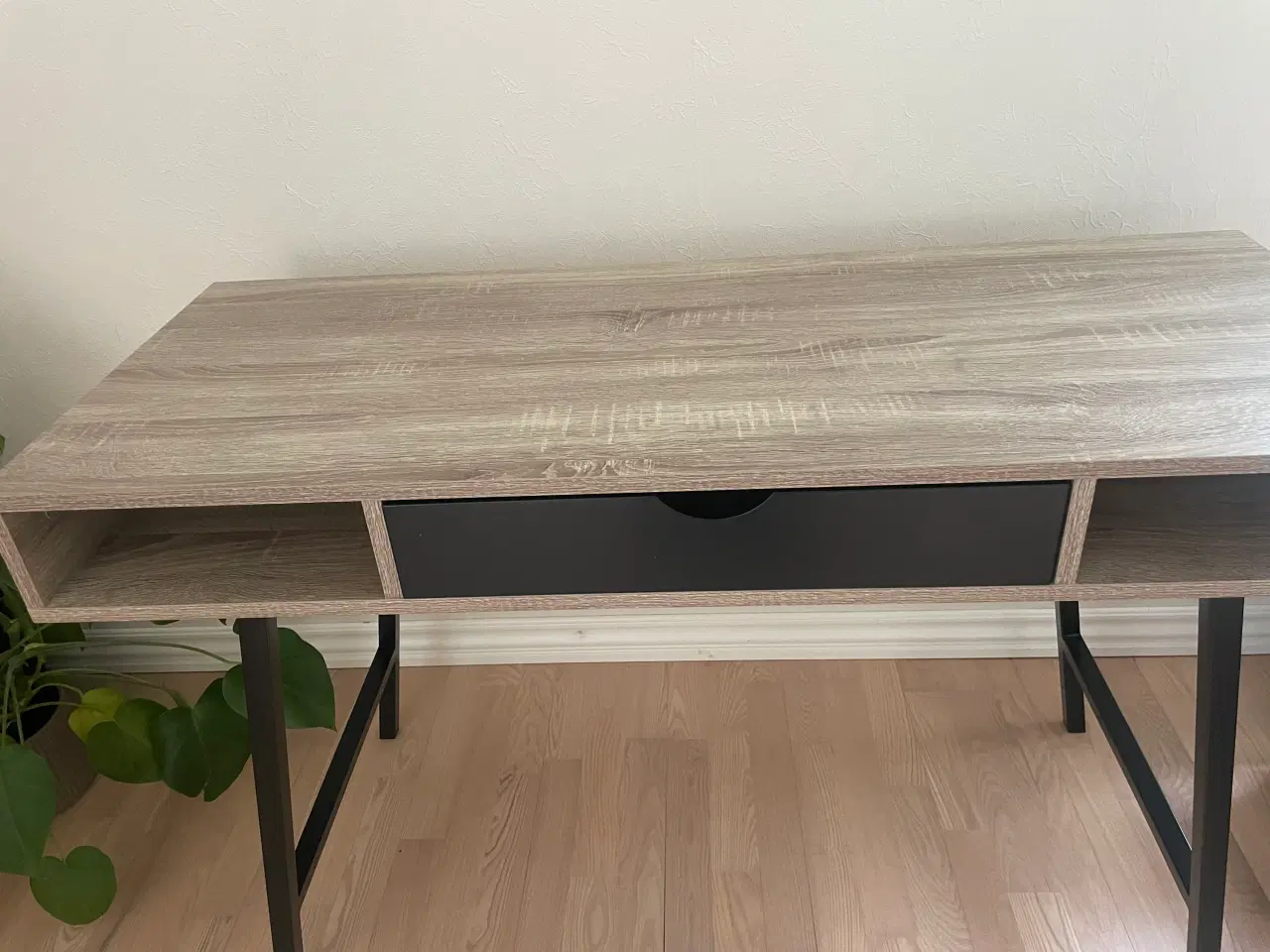 Billede 2 - Skrivebord I træ med sorte ben