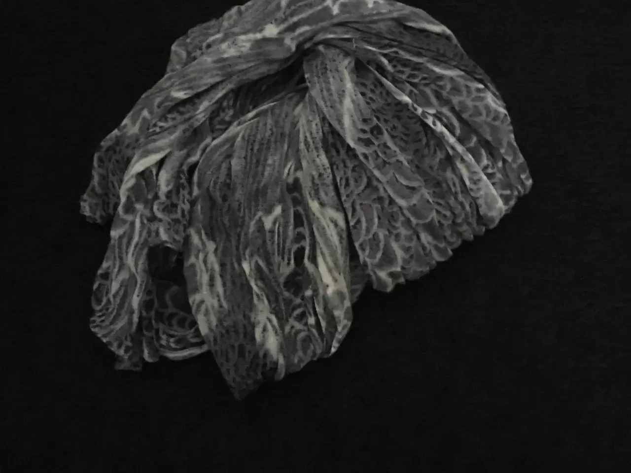 Billede 2 - Fint nyt stort tørklæde i sort/grå/beige