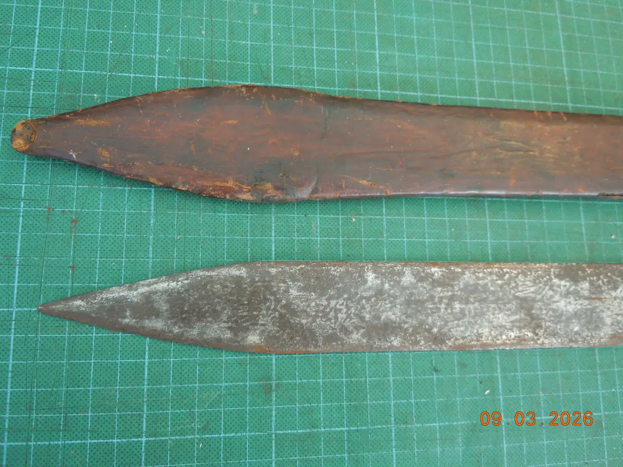 Billede 5 - Sværd, tveægget.  Kaskara med læderskede.