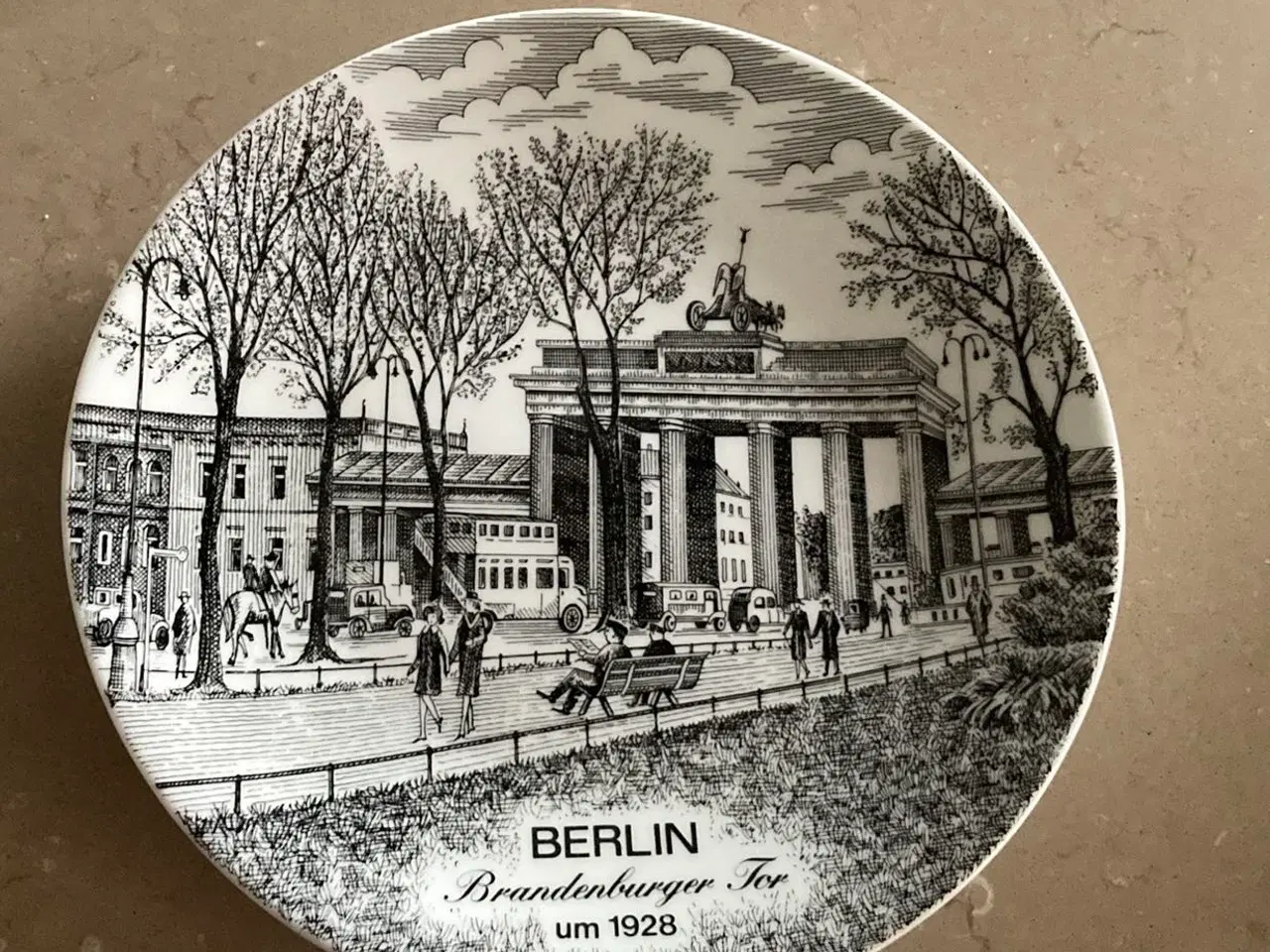 Billede 1 - Porcelænsplatte med motiv fra Berlin 1928