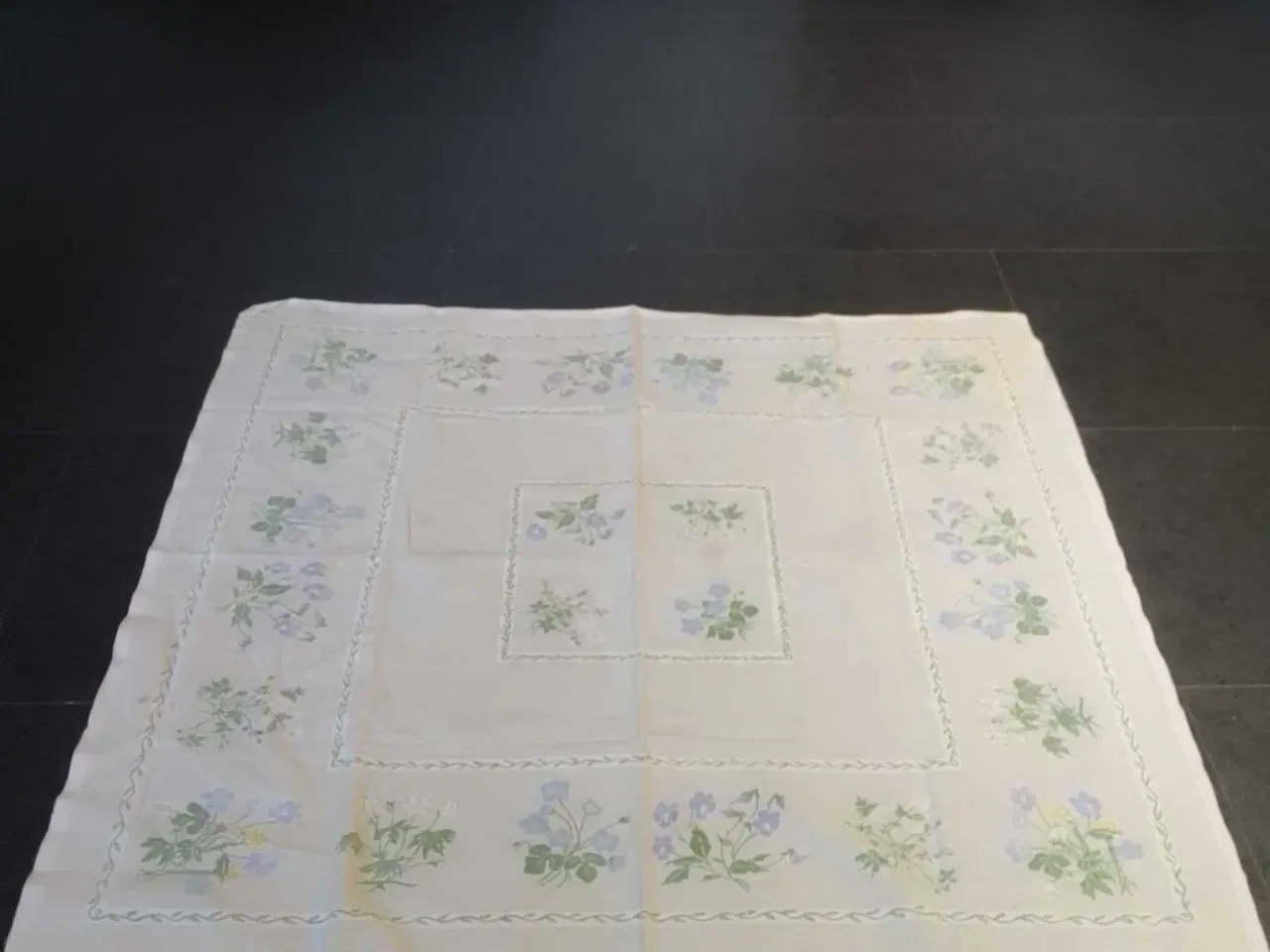 Billede 1 - Yndig dug med Flora Danica motiver