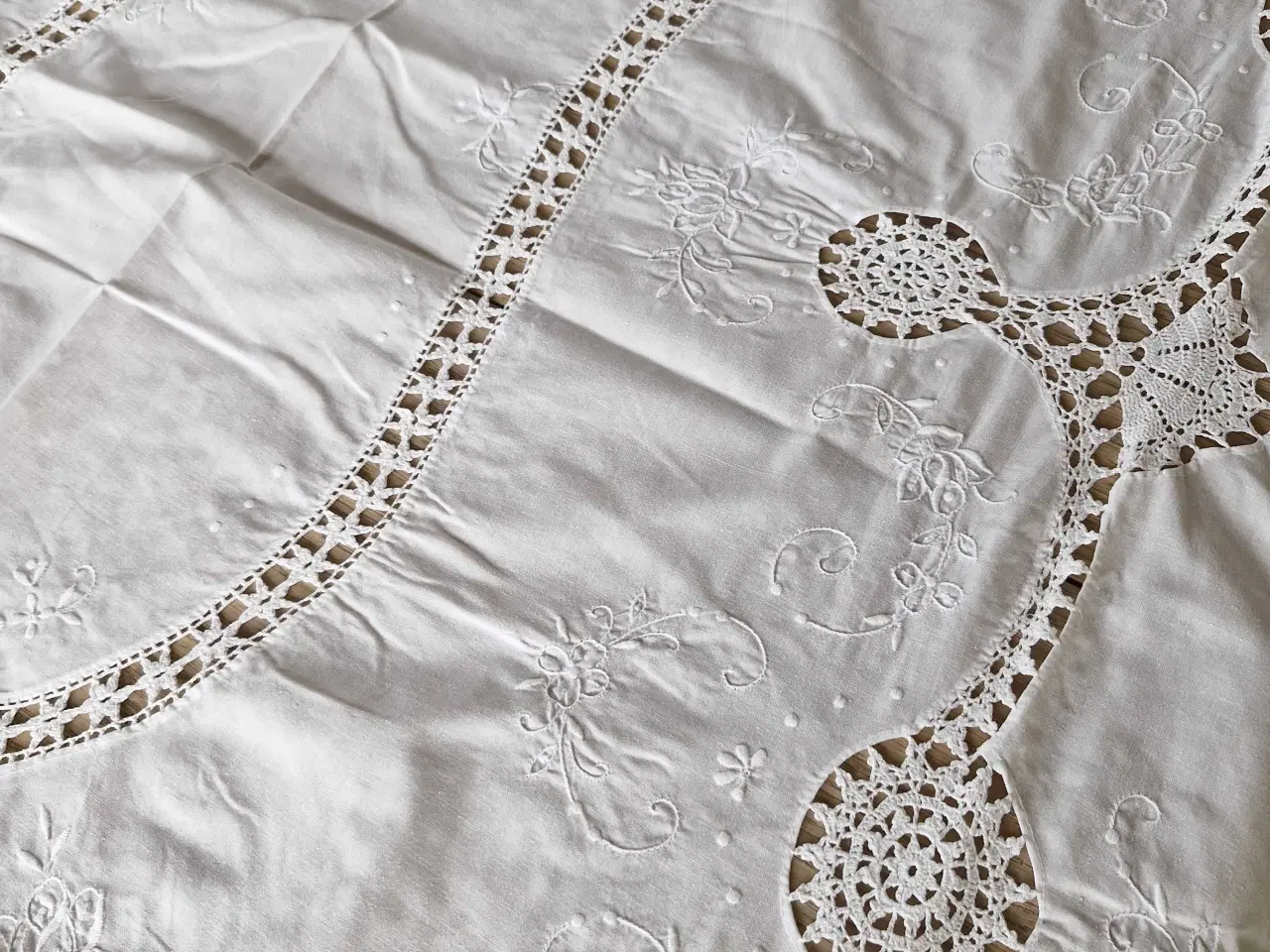 Billede 4 - Smuk håndsyet vintage dug 