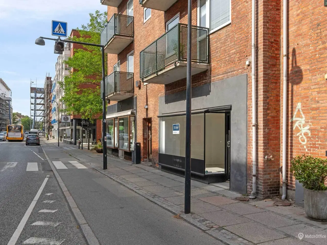 Billede 1 - 78 m² butikslokale med fremragende facadeeksponering på Ordrupvej