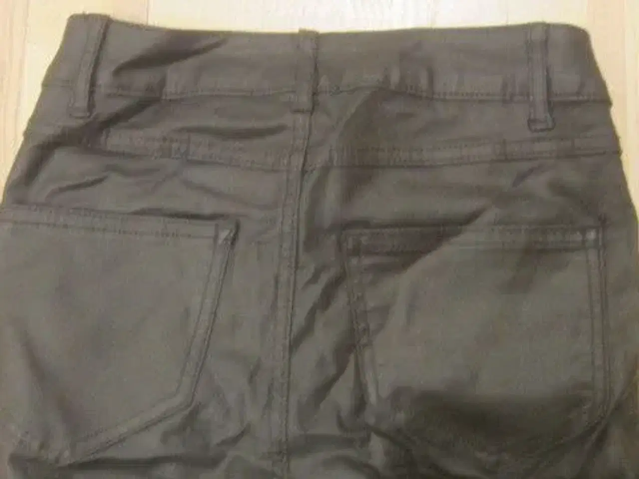Billede 3 - Str. XS, elastiske bukser i "skind/læder" look