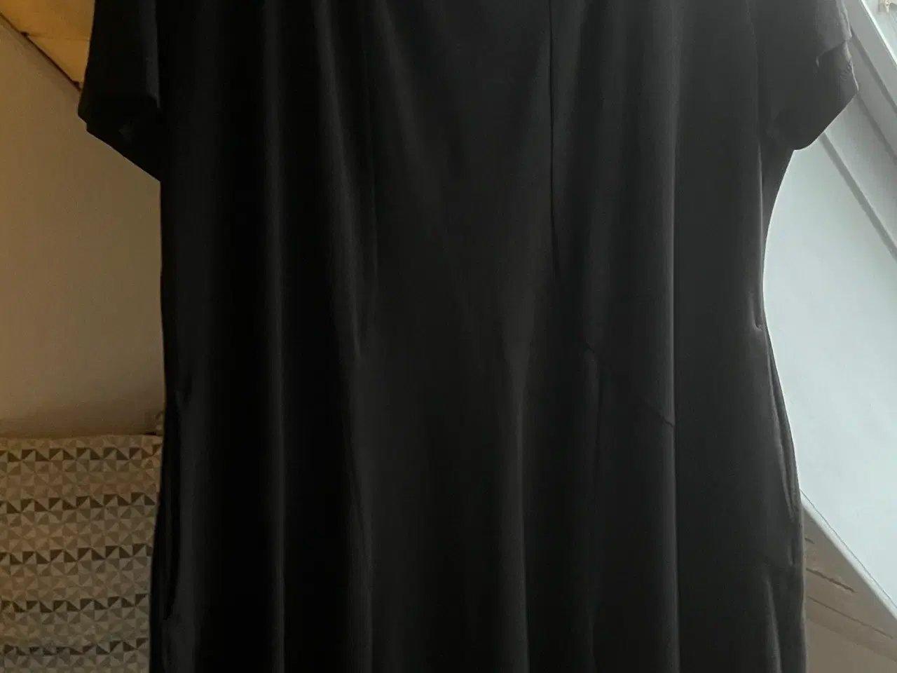 Billede 5 - Rigtig flot sort kjole i jersey fra Linea G