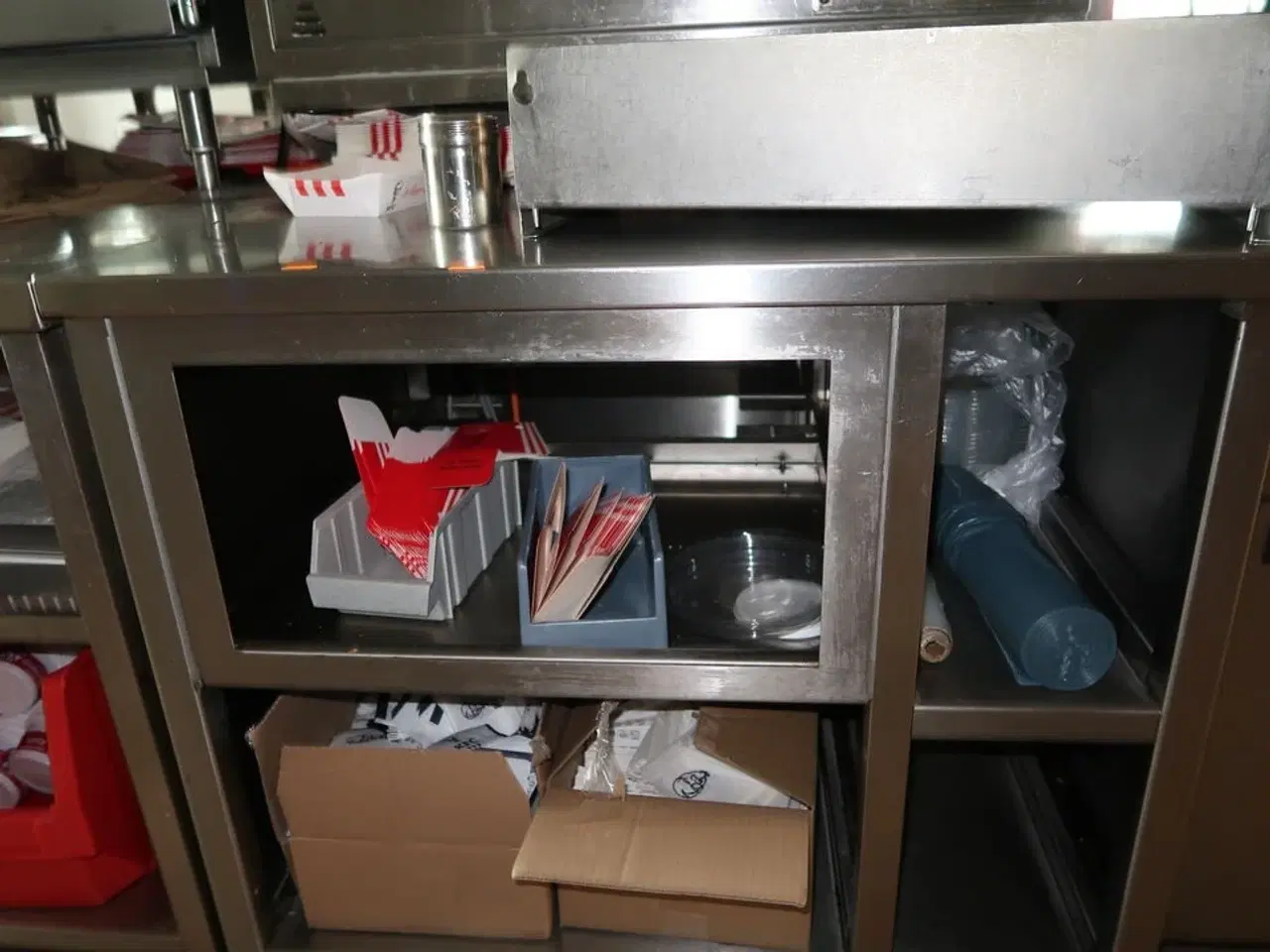 Billede 2 - Rustfri stålbord med indhold samt varmeskuffe HATCO Drawer Warmer