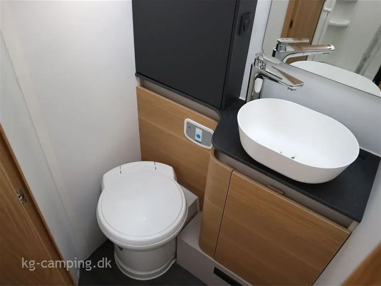 Billede 16 - 2024 - Adria Matrix Axess M670 SL   Nu nedsat med kr.72.709 | Enkeltsenge og sænkeseng i forenden.