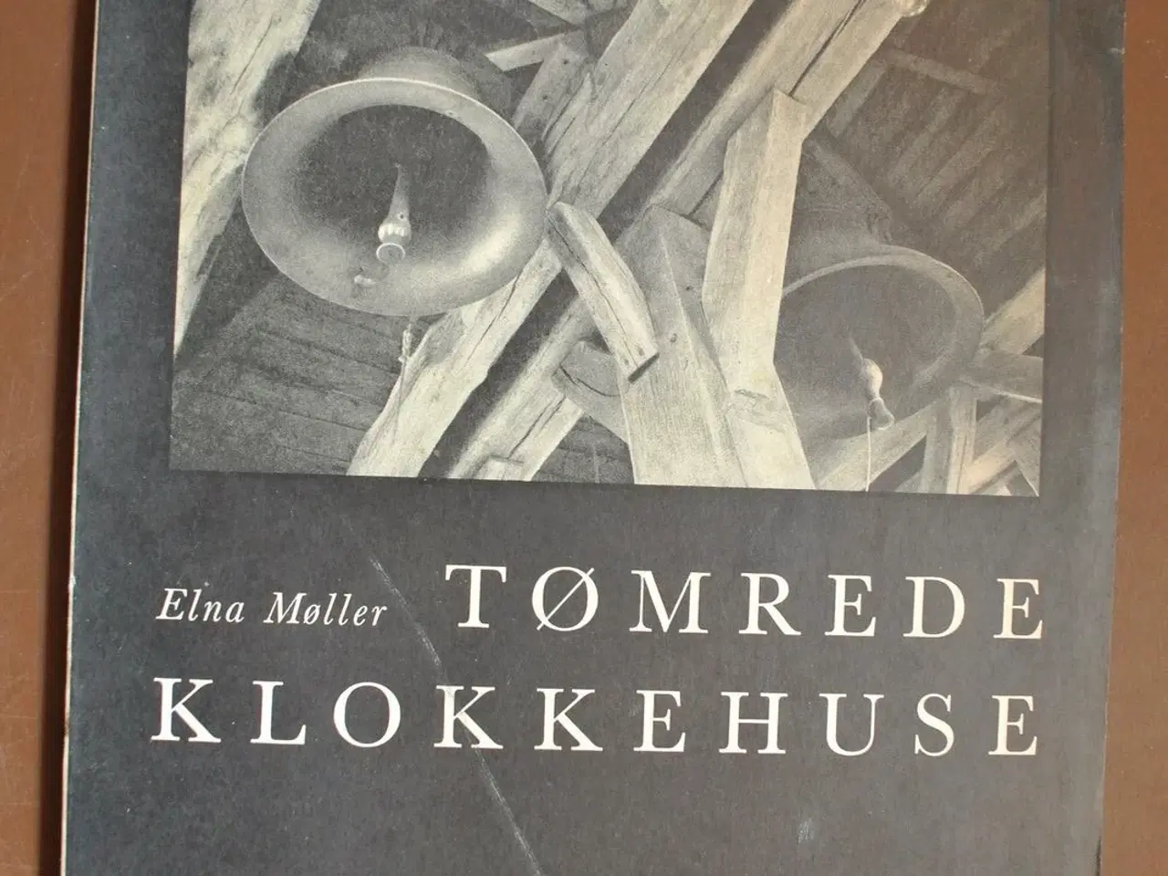 Billede 1 - tømrede klokkehuse, af elna møller med dedikation,