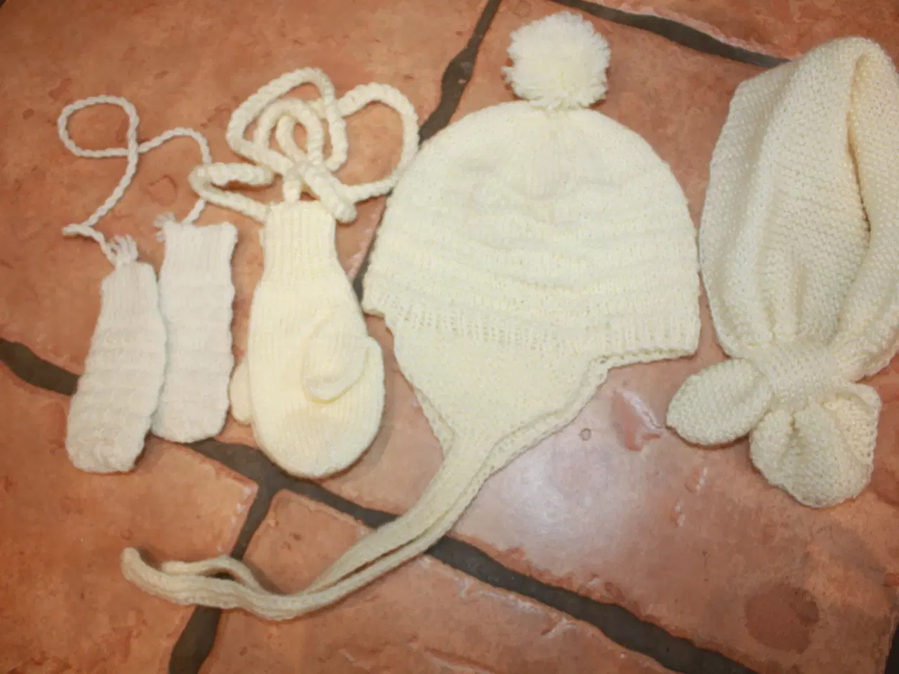 Billede 1 - hjemmelavet hue, vanter og halstørklæde