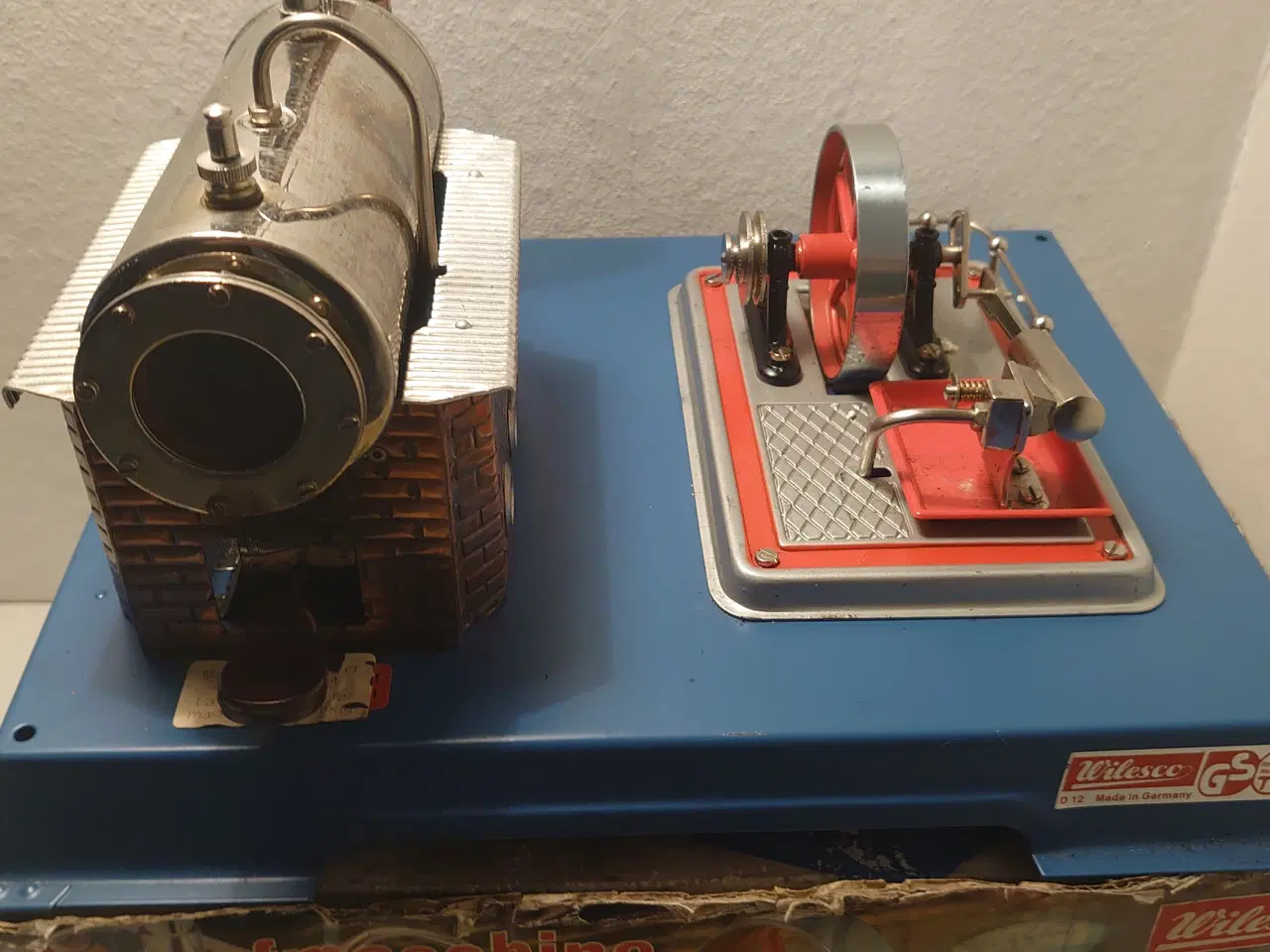 Billede 2 - Wilesco dampmaskine D12 incl.kasse, vejl. og olie.