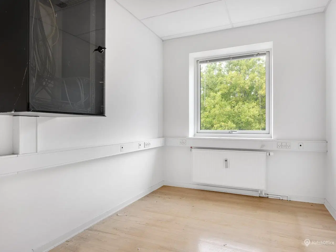 Billede 6 - Erhvervslokaler udlejes i meget synlig hjørne ejendom.