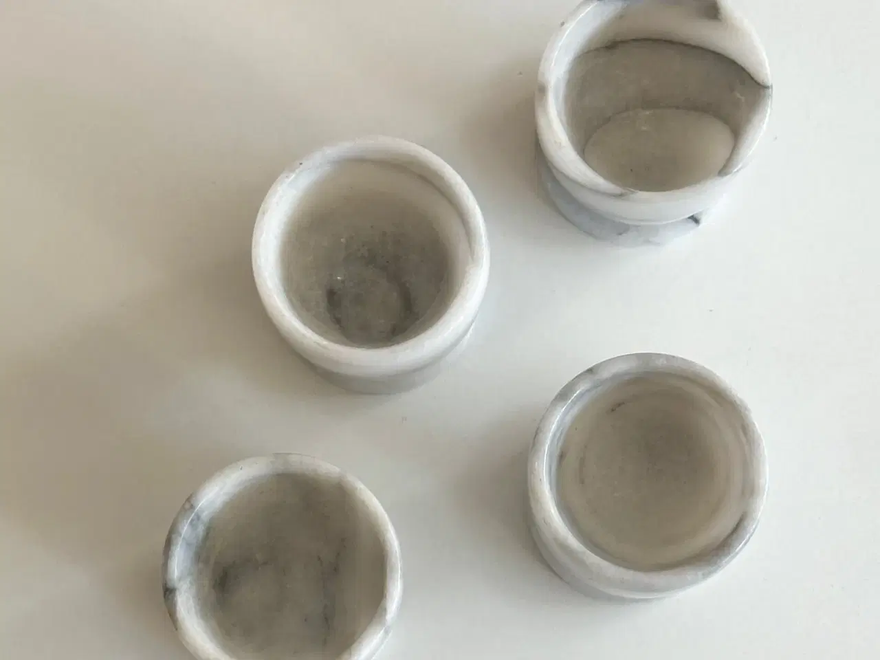 Billede 5 - Marmoræggebægre på fod, 4 stk samlet