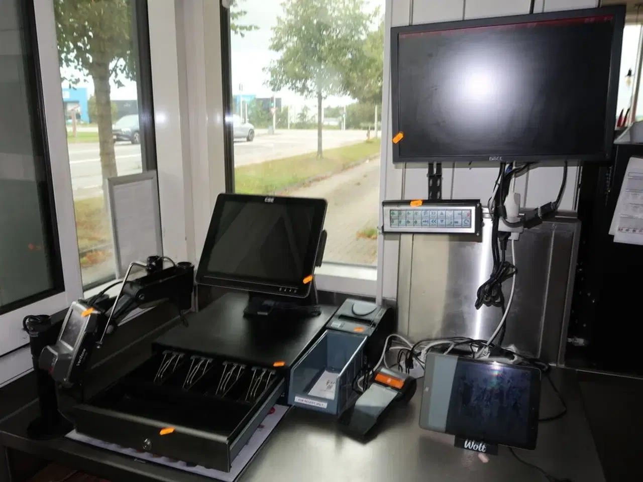 Billede 1 - Kasseapparat CBE med bonprinter, pengeskuffe, computerskærm m.m.