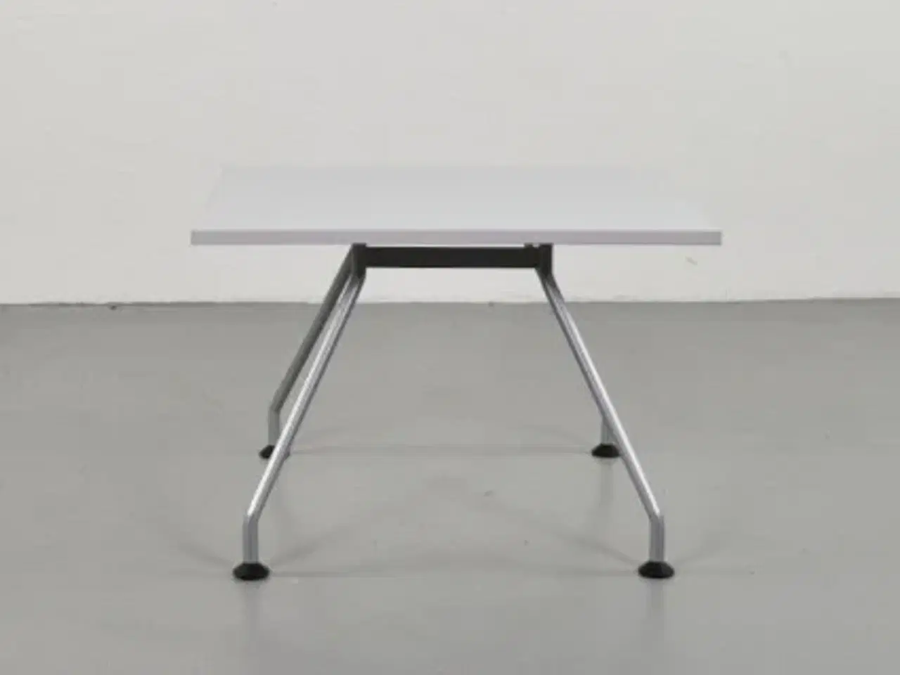 Billede 2 - Cafebord med plade i lysegrå og alu stel med fire fødder