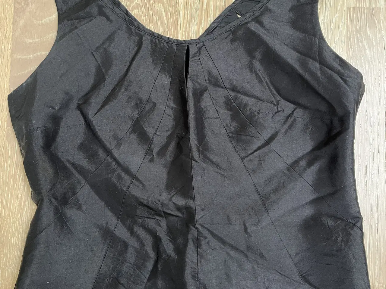 Billede 1 - SILKE TOP fra Creton,- flotte detaljer i ryggen