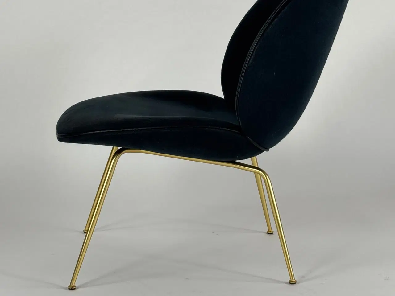 Billede 4 - GUBI Beetle Loungestol – Sort/Messing