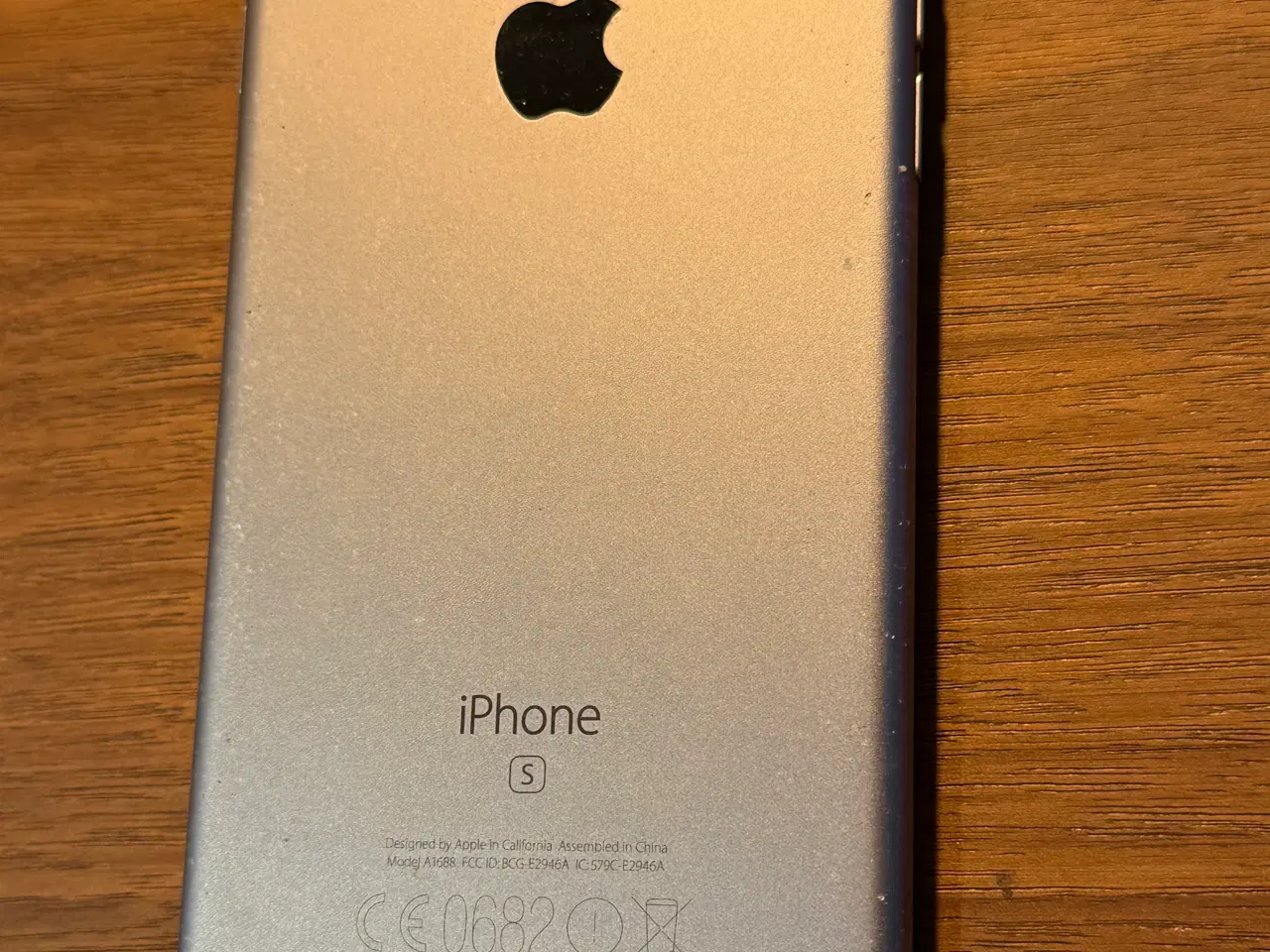 Billede 2 - Jeg sælger en iPhone 6s – 64GB i sort.