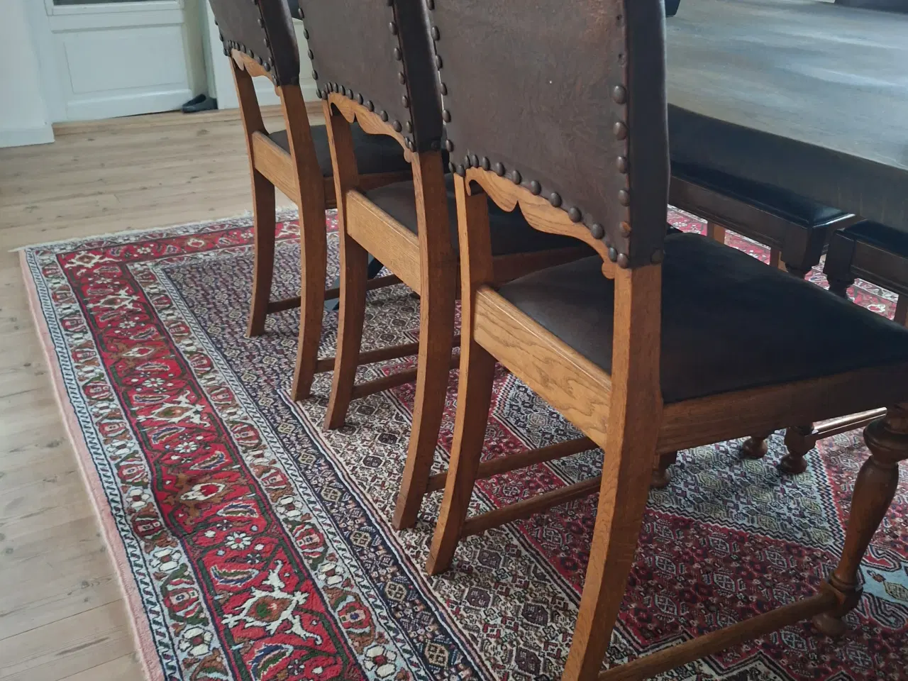 Billede 1 - Antikke spisebordsstole med bøffellædersæder