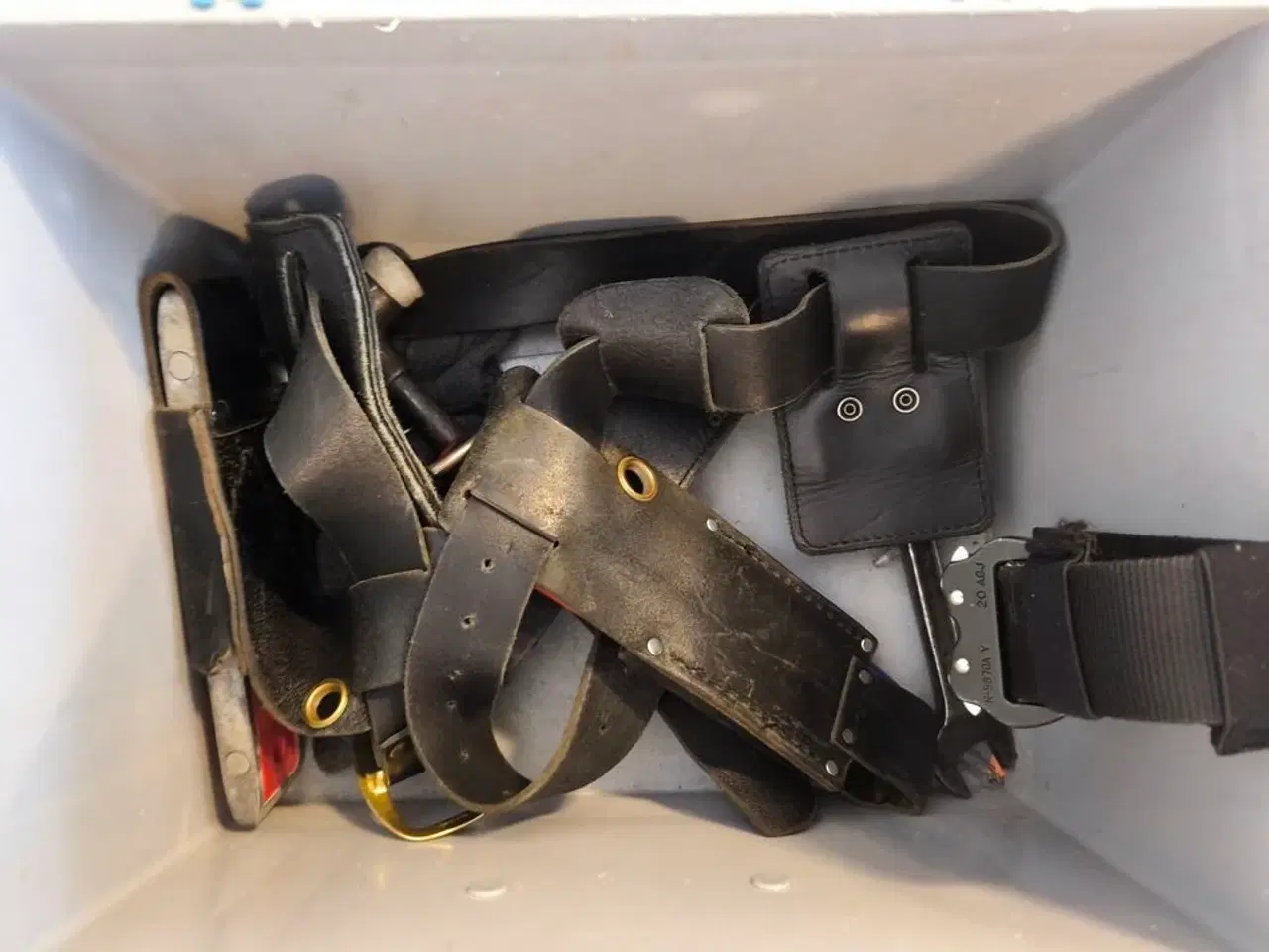 Billede 2 - Kasse m. sikringsgrej samt div.