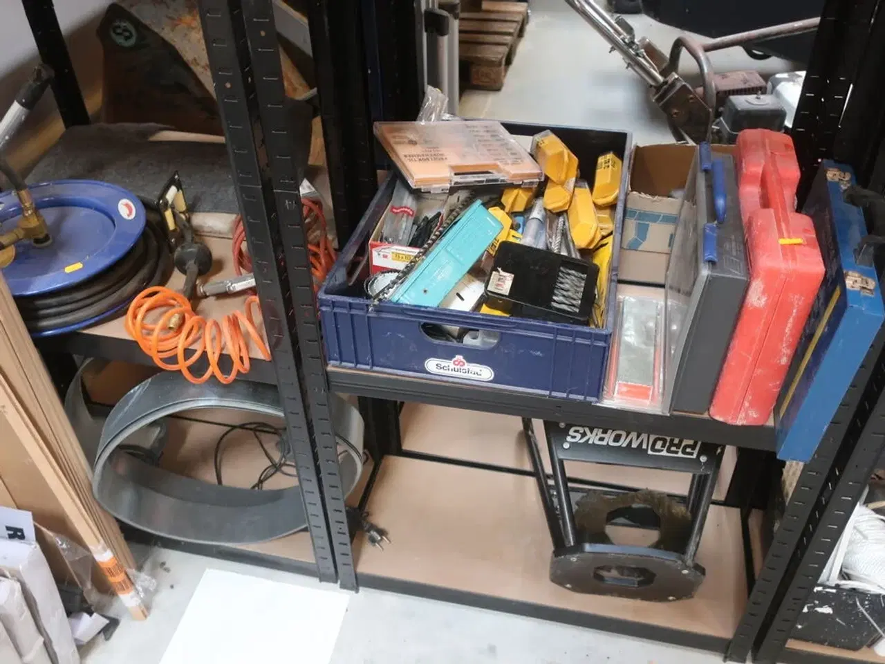 Billede 2 - indhold i reoler