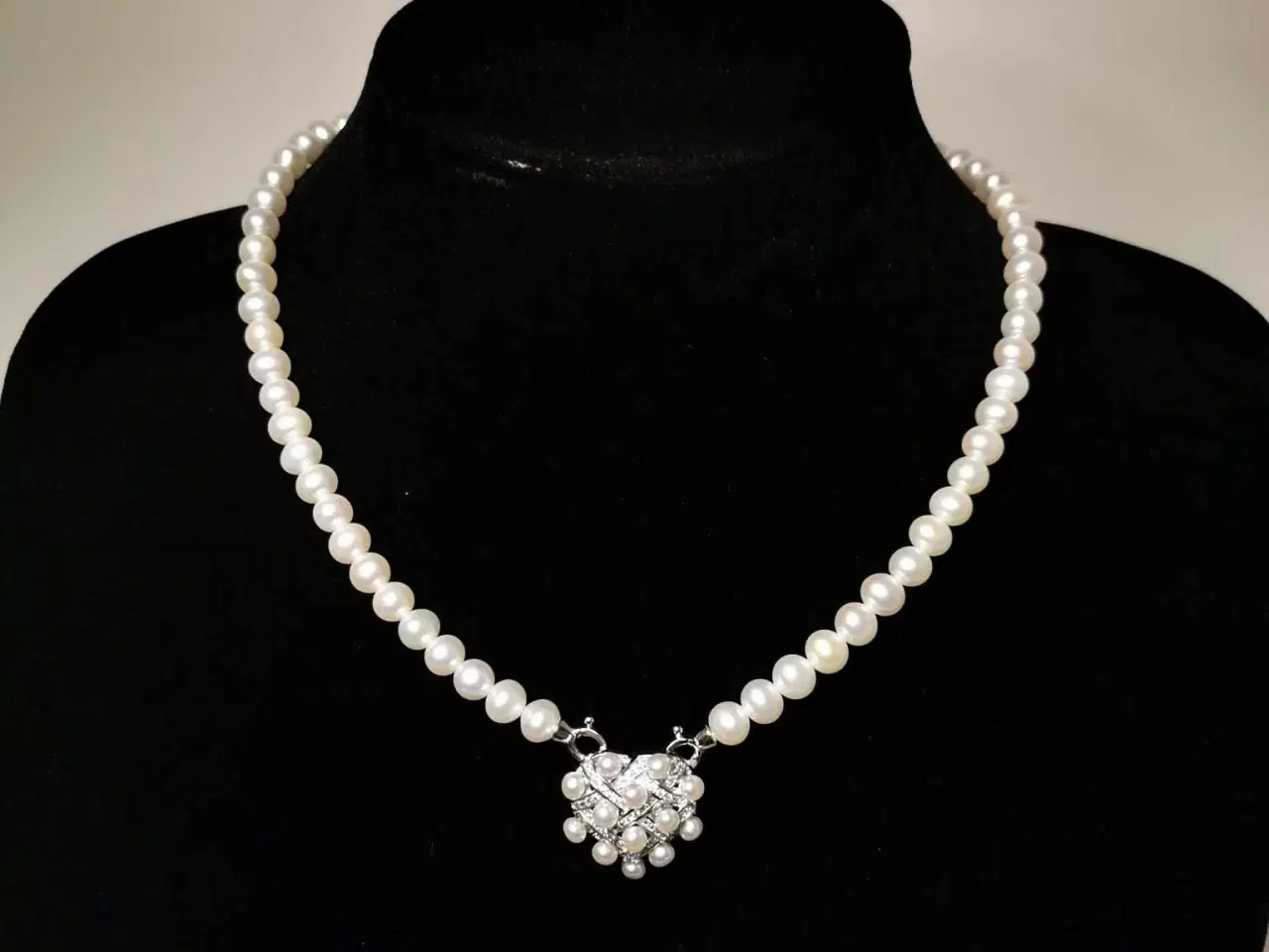 Billede 13 - Perlehalskæde med hjertevedhæng