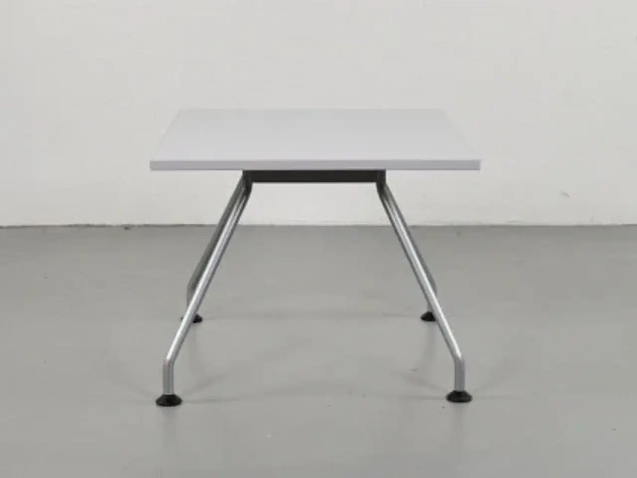 Billede 5 - Cafebord med plade i lysegrå og alu stel med fire fødder