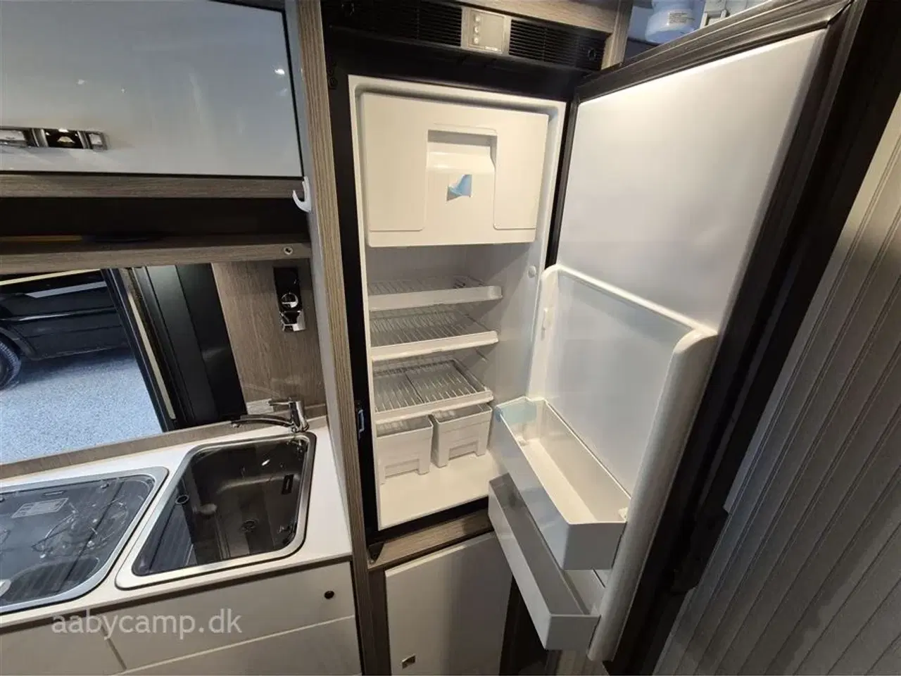 Billede 17 - 2020 - Pössl Roadcar R 640 Automatgear. 2x solceller. batteri. markise. duo-control. kompressor køleskab. undervognsbehandlet. helårsdæk. anhængertræk. soft close på bo-delsdør.