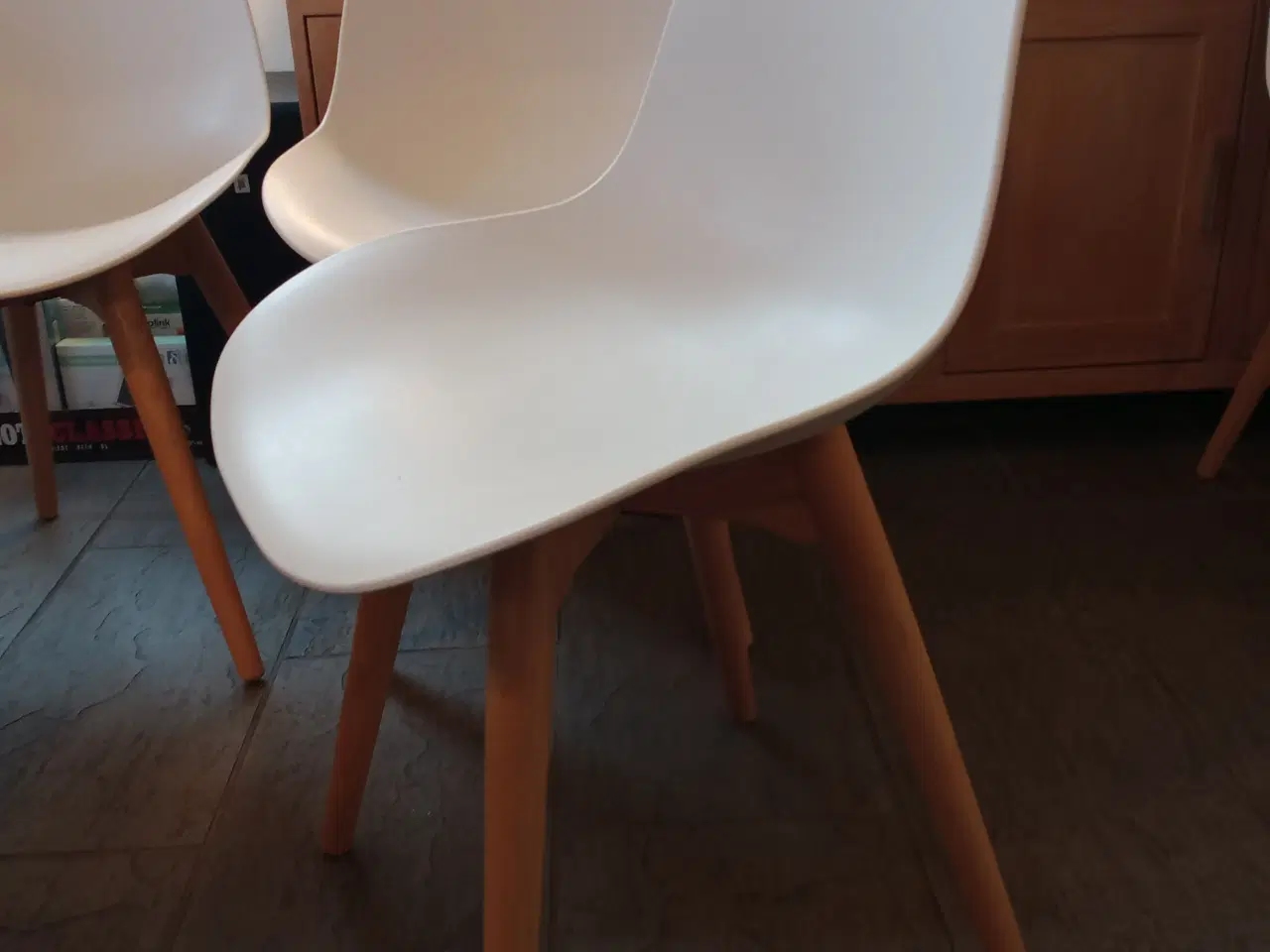 Billede 4 - 4 stk hvide spisebords stole med træ ben