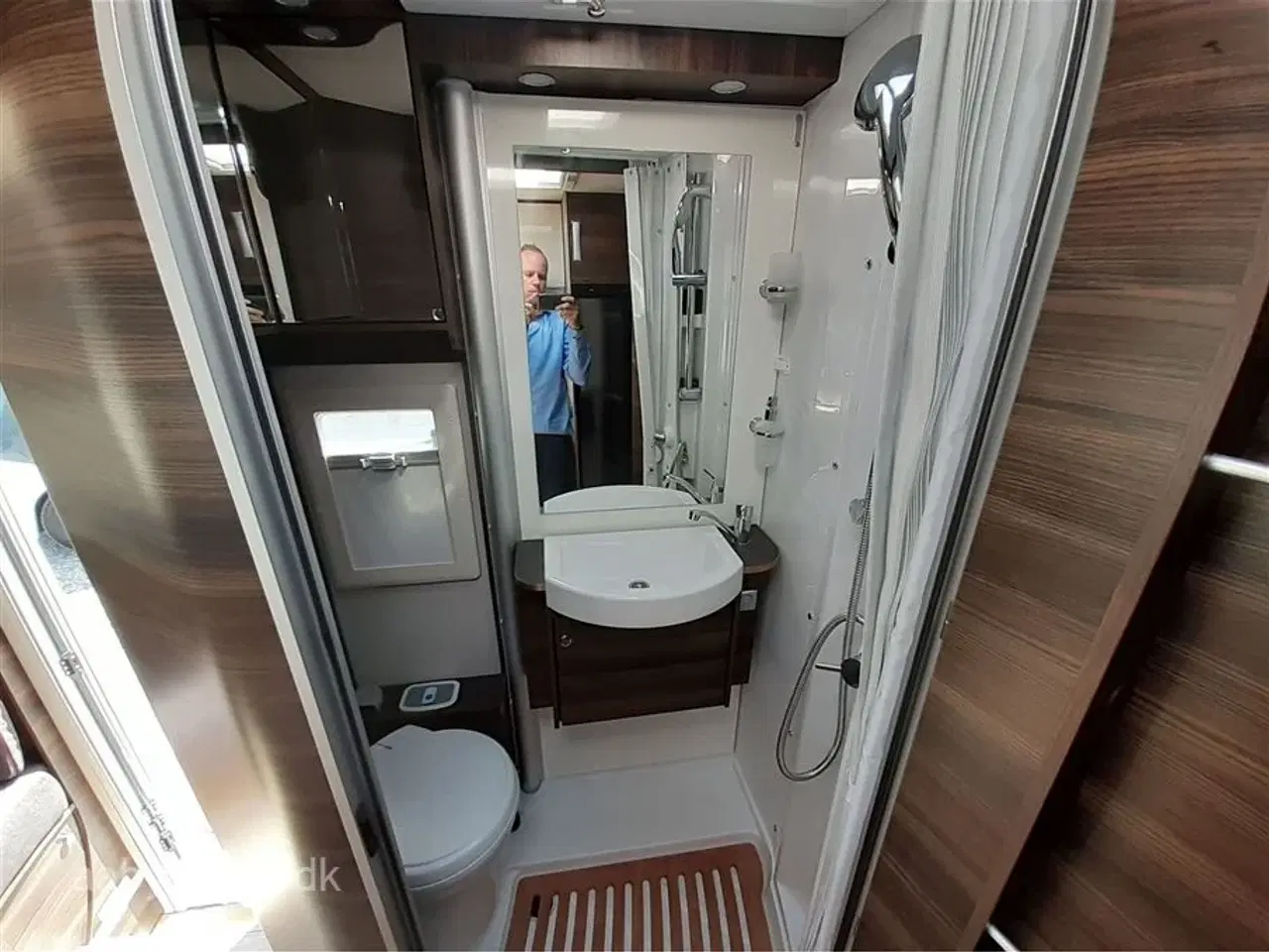 Billede 8 - 2022 - Laika Ecovip 3019 Automatgear. Solceller. Batteri. A/C. Markise. Plisse i front og side ruder. 160 Hk. undervognsbehandlet. kan vejes op til 3650 Kg.