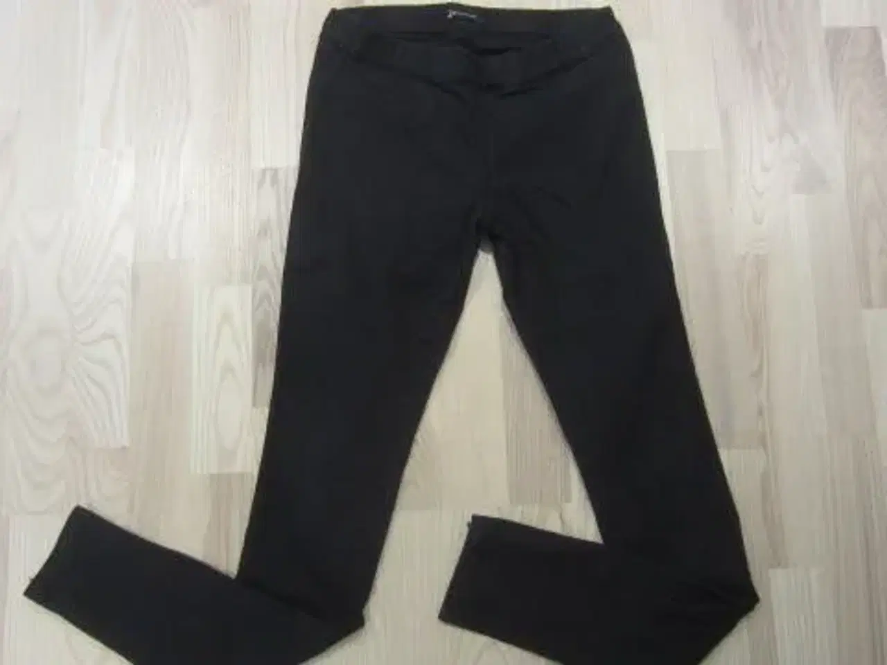 Billede 1 - Str. M, elastiske sorte bukser