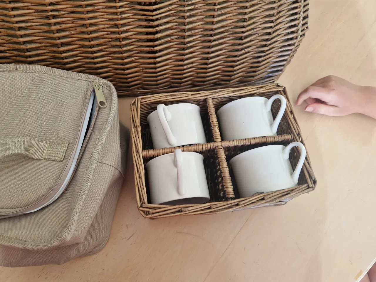 Billede 3 - Picnickurv med service til 4