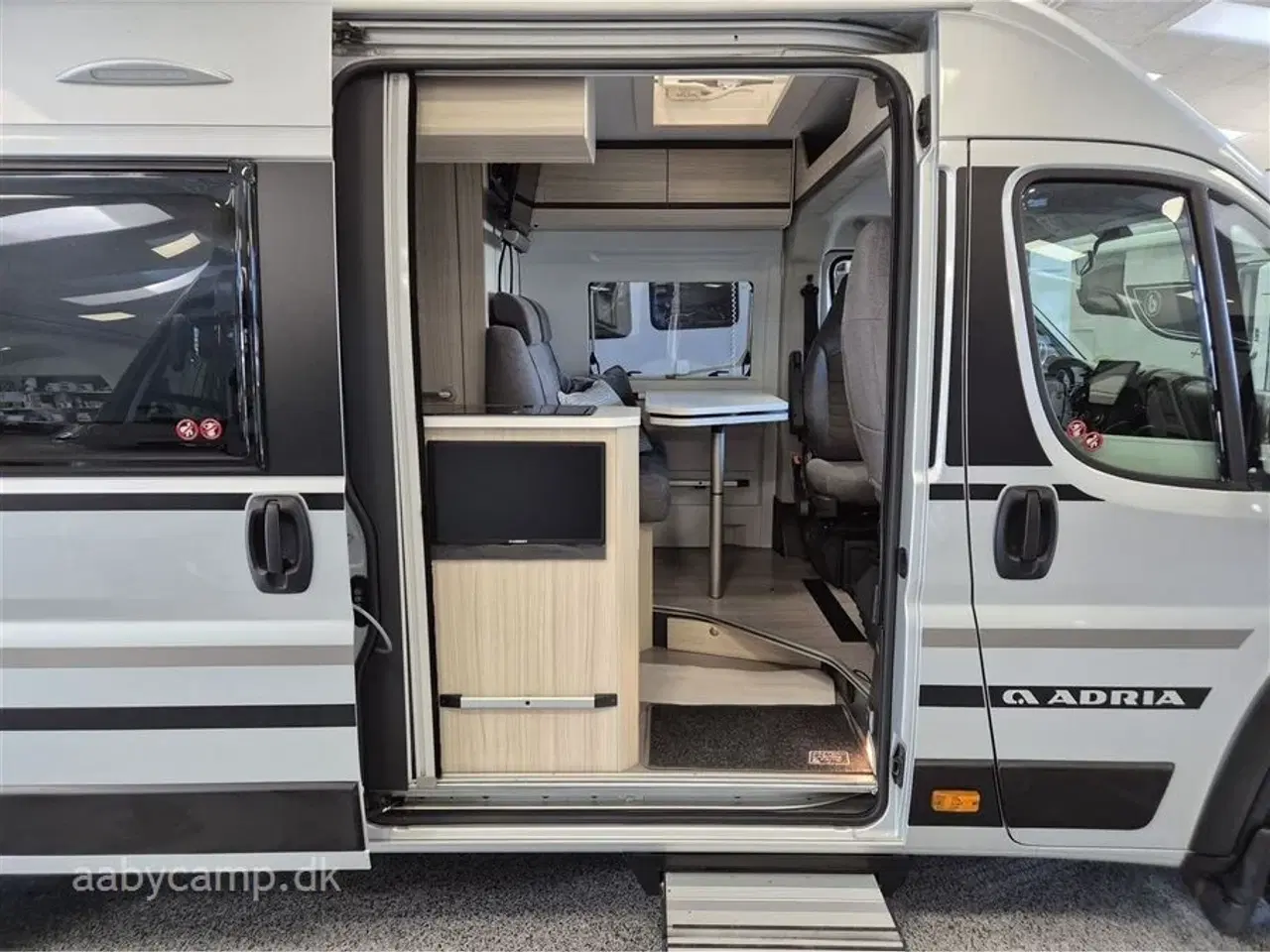 Billede 5 - 2020 - Adria Twin Axess 640 SL   langsgående senge. El-markise. 2x lithium. 2x TV. victron lader. victron booster. solceller. luft på bagaksel. Fyldegas.  kompressor køleskab. helårsdæk. undervognsbehandlet-.clesana Toilet.