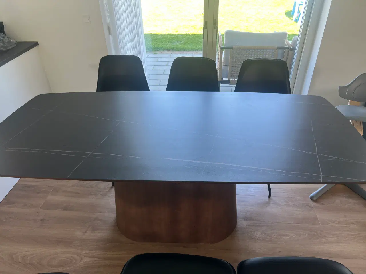 Billede 1 - Spisebord     