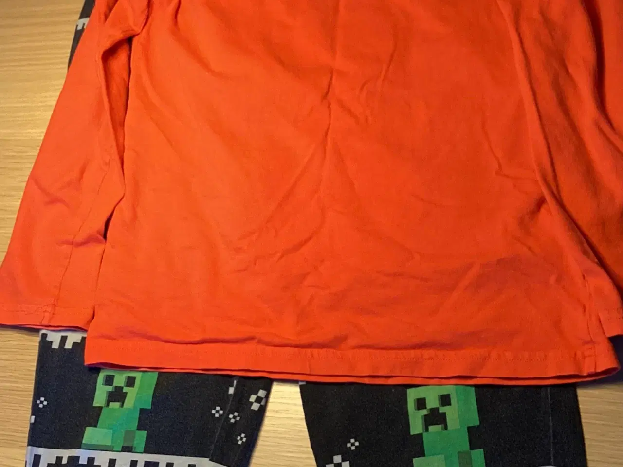 Billede 2 - Minecraft nattøj i bomuld, størrelse 10 år.