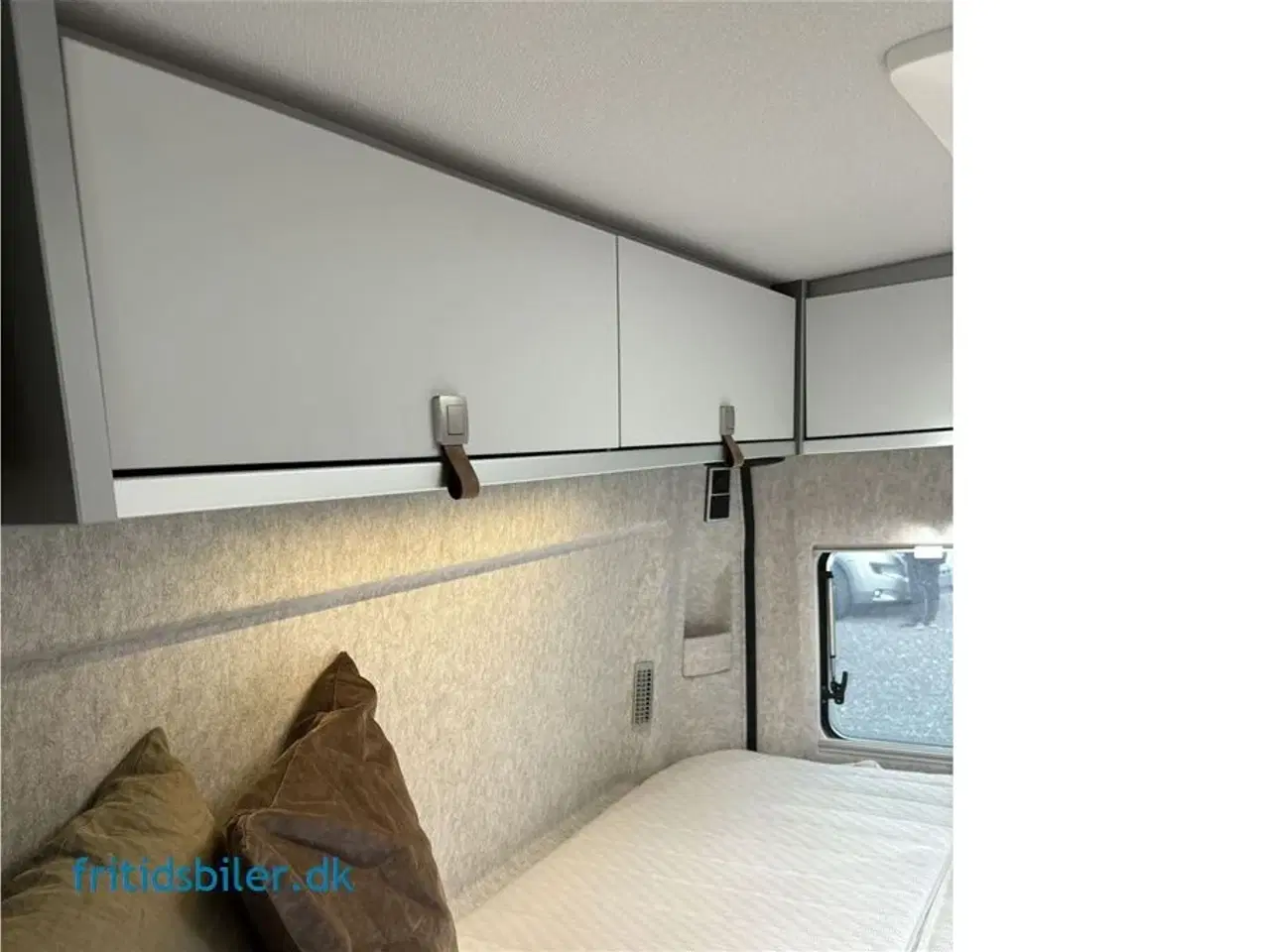 Billede 10 - 2024 - Hymer Yellowstone 140 Hk   Hymer Yellowstone 140 Hk en flot og pæn campervan med langsgående senge på næsten 200 cm