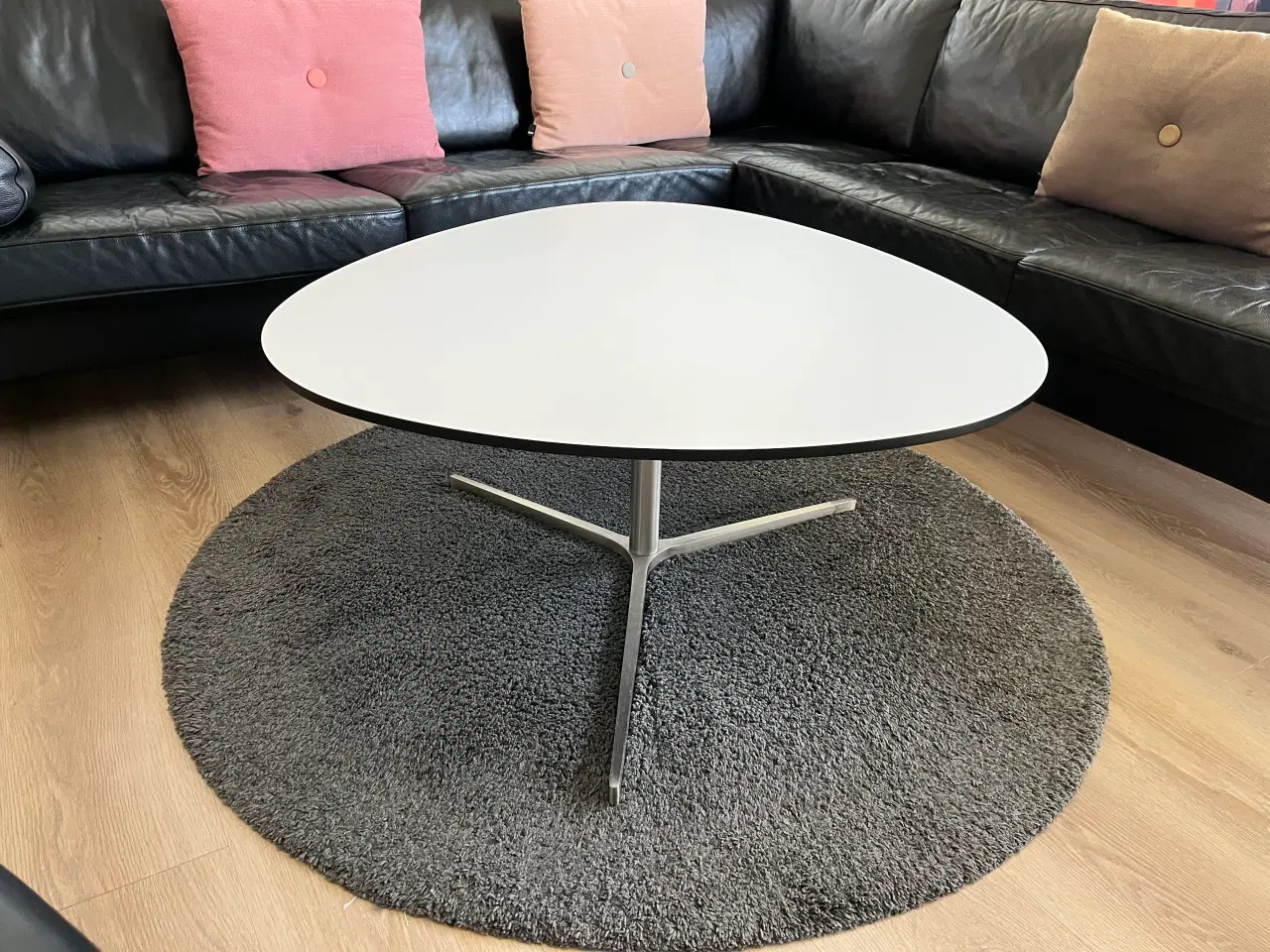 Billede 1 - Sofabord i massiv hvid laminat med sort kant.