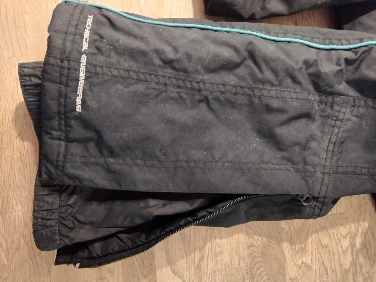 Billede 2 - Sorte skibukser. Kvindemodel str s.