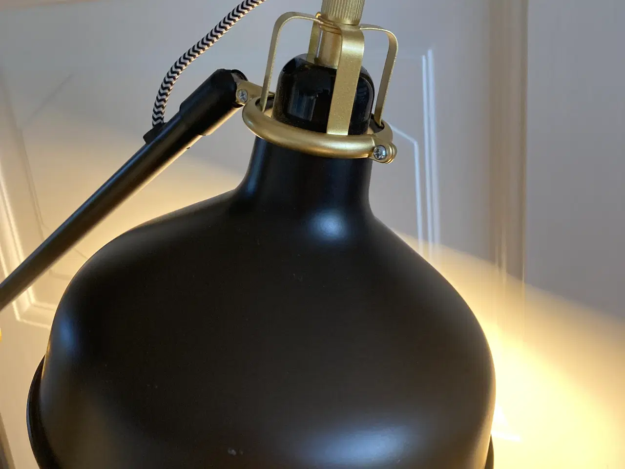 Billede 3 - Standerlampe fungerer fint, pæn, sort m. gyldent