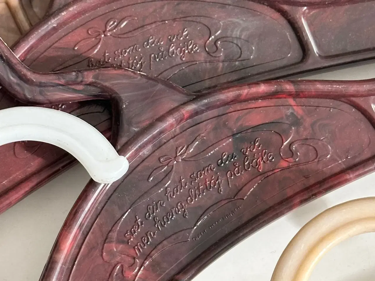 Billede 5 - Retro plastikbøjler, ass. farver, 7 stk samlet