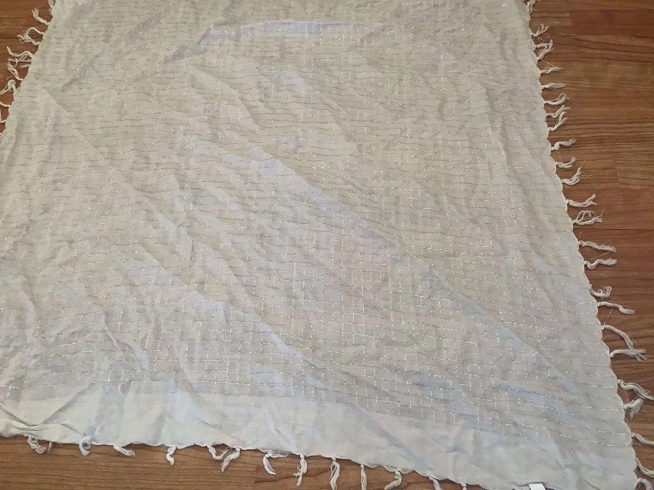 Billede 4 - Helt nyt Erfurt hvidt tørklæde med sølvstriber