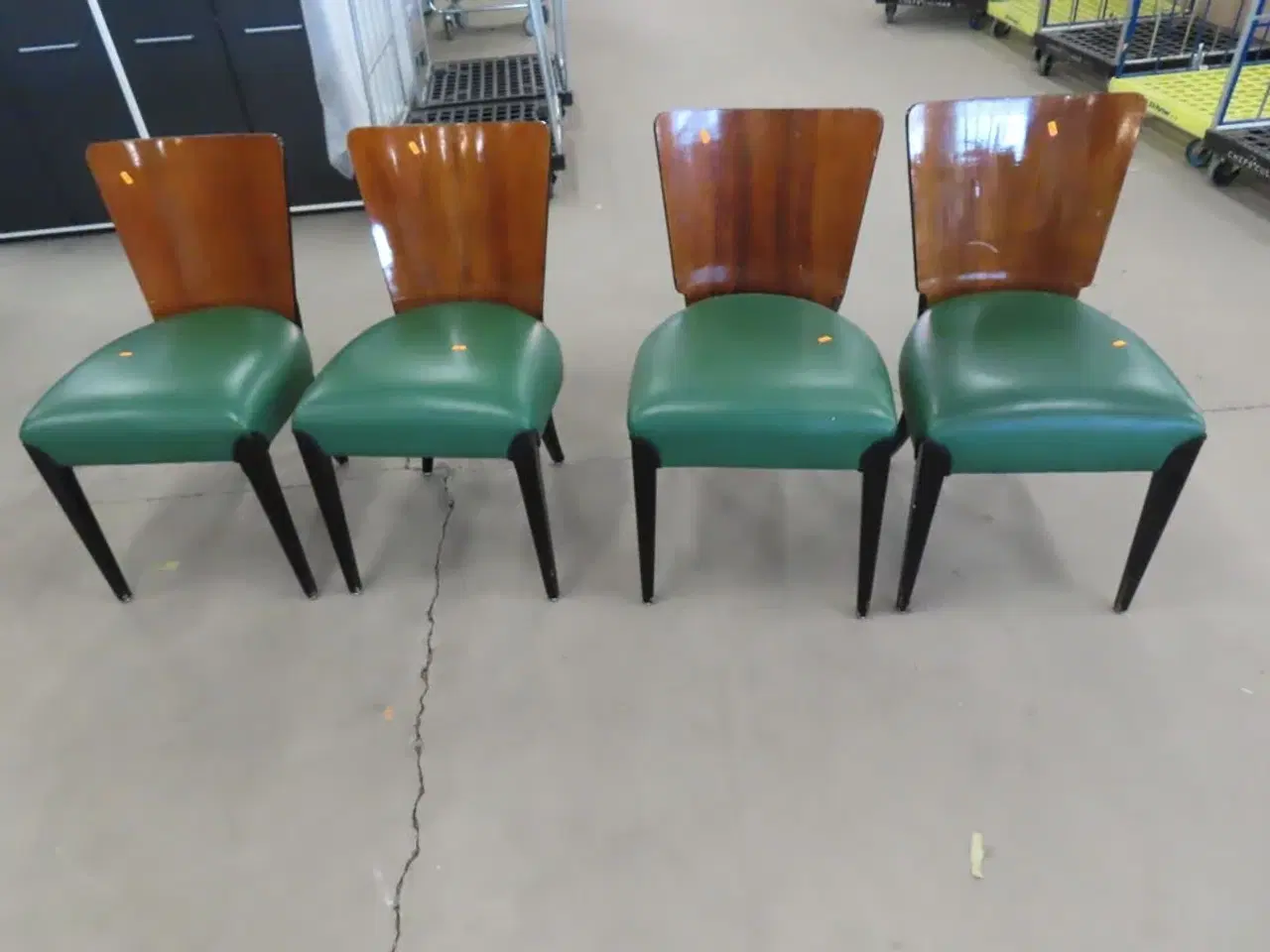 Billede 2 - 4 stk. Stole med træryg og grøn læder (se Beskrivelse)