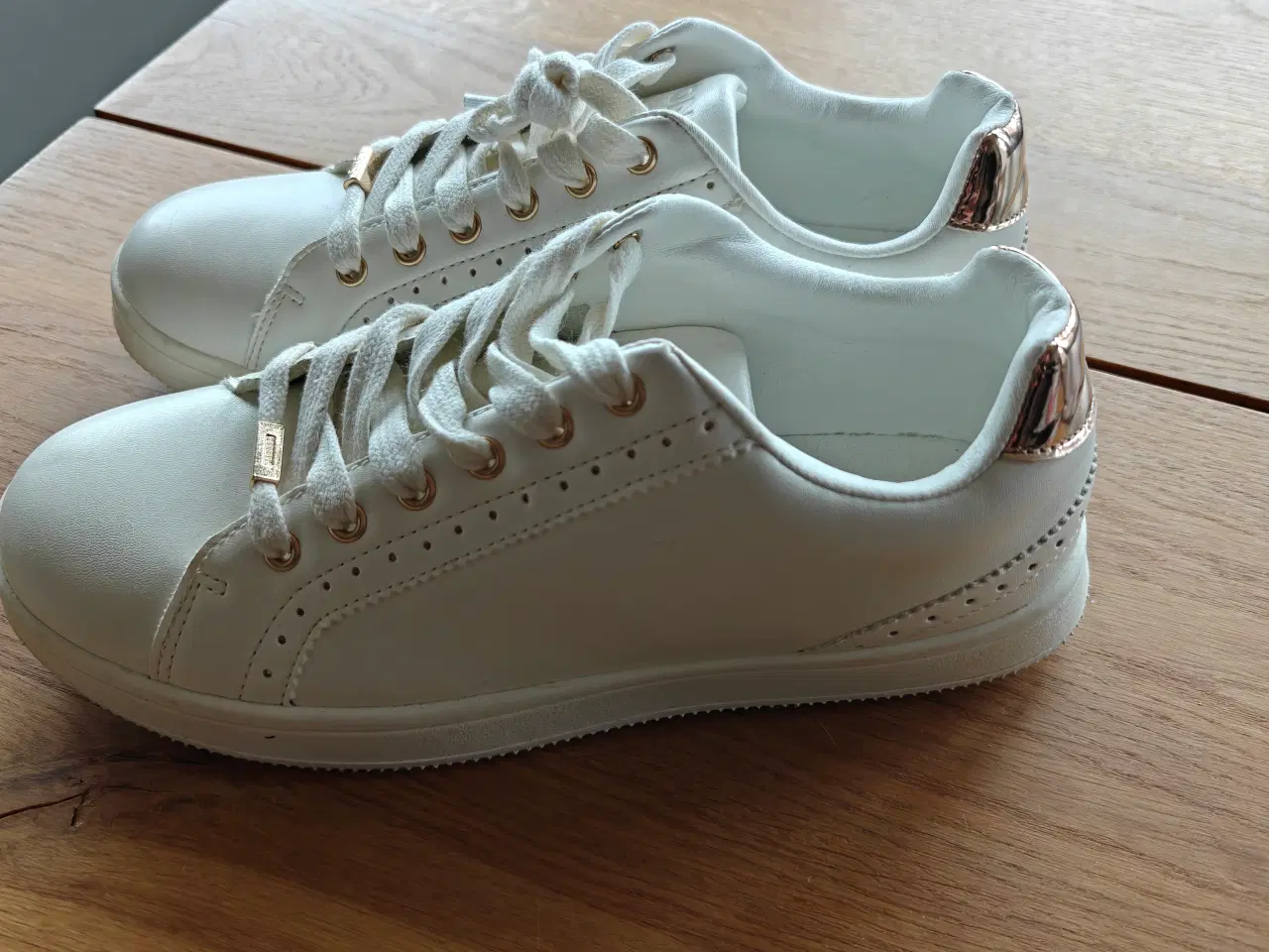 Billede 2 - Hvide/Rose Gold ONLY Sko (str. 39)