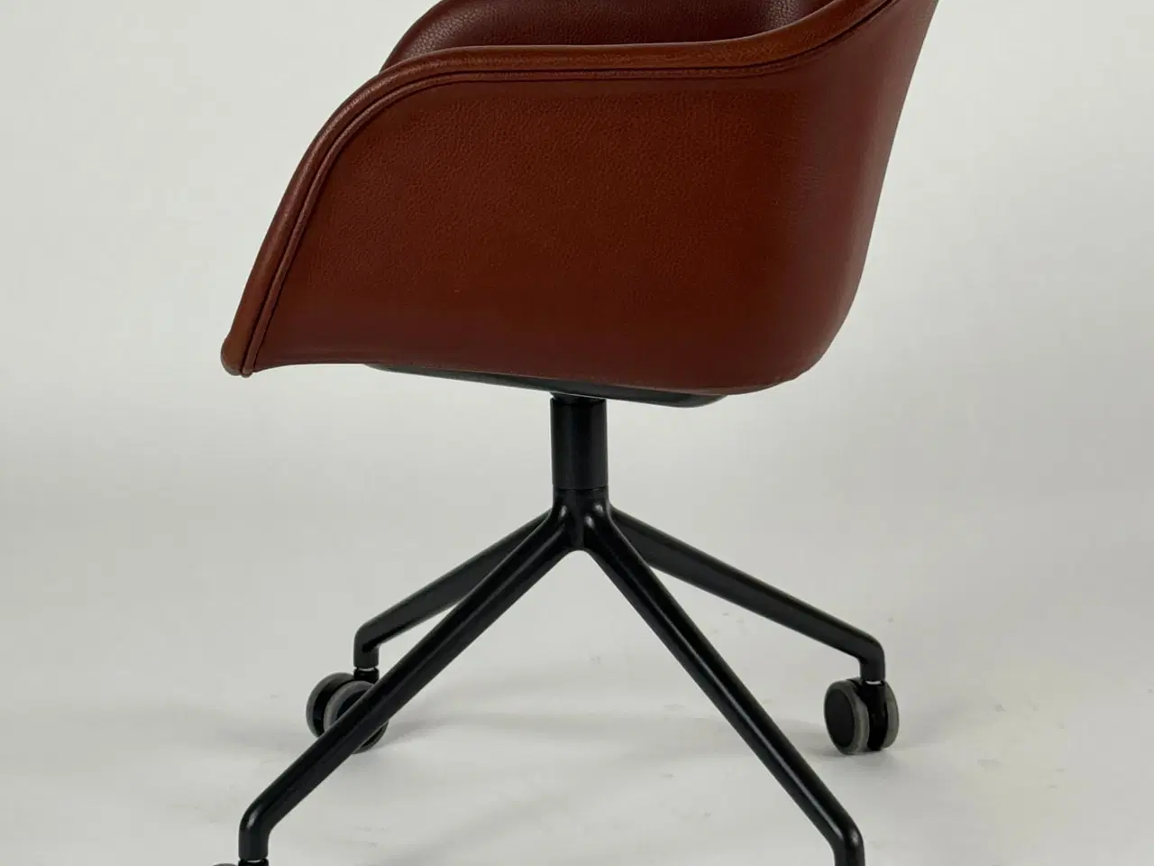 Billede 4 - Muuto Fiber Armchair m. Hjul - Brun/Læder