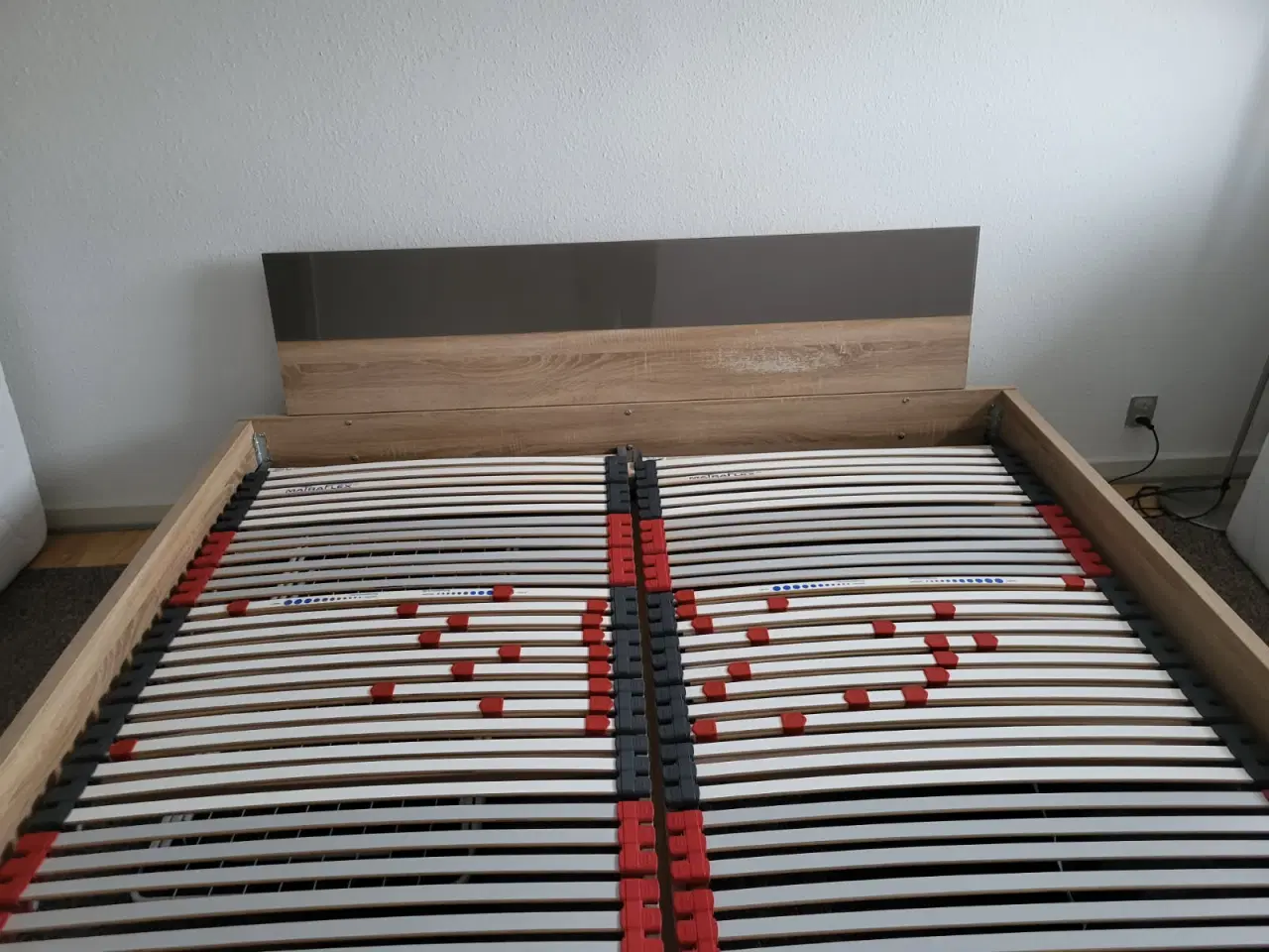 Billede 3 - Ramme til seng med 2 sengebunde.