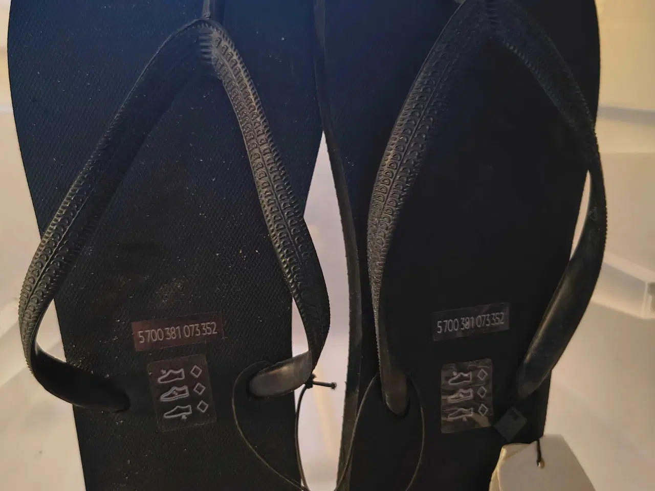 Billede 3 - Glogs sorte plastic sandaler.