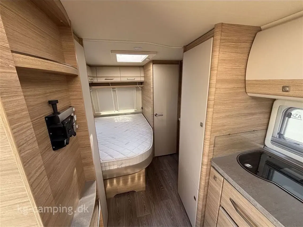 Billede 6 - 2022 - Fendt Bianco Activ 465 SFH   Populær vogn med dobbeltseng på langs samt frontsiddegruppe