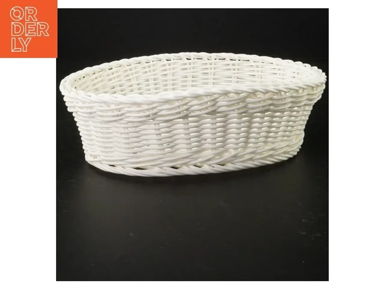 Billede 1 - Hvid flettet plast kurv (str. 24 x 16 x 7 cm)